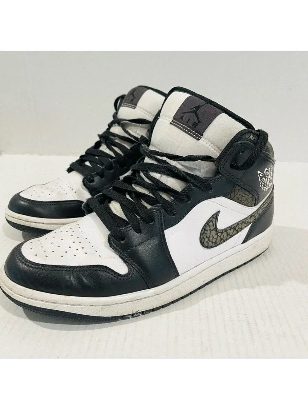 Men’s Jordan 1 Mid SE Panda Elephant Black & White High Top Shoes Size 9.5 US!